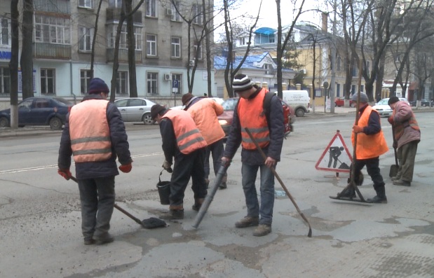 Минувшим летом на дорогах столицы прошли масштабные ремонтные работы. Были потрачены большие деньги из бюджета. 