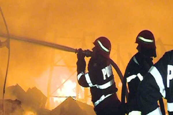  Pompierii din Anenii Noi au salvat trei copii din incendiu relatează Radio Orhei cu referire la serviciului de presă al Departamentului Situaţii Excepţionale.