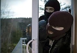 Задержанные, являющиеся братьями, пробирались в квартиры днем, когда хозяева находились на работе, путем подбора ключей и взламыванием замков.