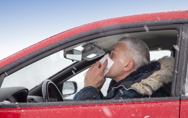 Strănutatul, căutatul unui şerveţel sau suflatul nasului în timp ce te afli la volan poartă vina pentru 2.500 de accidente care au loc pe săptămână în timpul iernii.