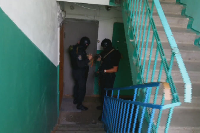 У задержанного нашли поддельные документы, среди которых оказалось и журналисткое удостоверение.