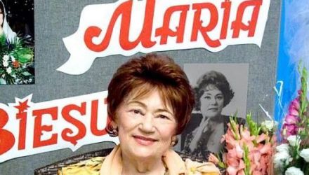 Mai mult, liceului teoretic din Volintiri, satul de baștină al artistei, îi va fi conferit numele „Maria Bieșu”.