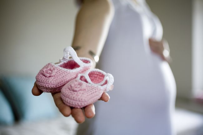 Specialistul nu a descoperit numai cauza durerii, ci si faptul ca femeia era insarcinata de 58 de ani si ca purta in pantece un fetus mort si aflat in descompunere.