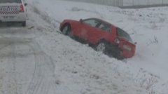 Mai multe drumuri din Moldova de peste Prut sunt paralizate din cauza viscolului şi a zăpezii.