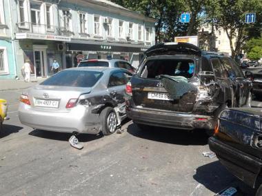 По словам очевидцев виновником аварии стал водитель кабриолета BMW.