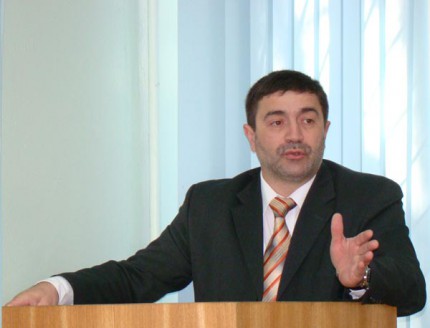 El îi critică şi pe analiştii politici care „se complac în demagogia despre drepturile omului şi libertatea întrunirilor”.
