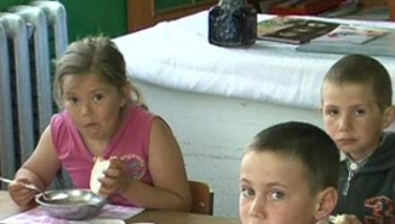 Terci de ovăz, pâine goală şi ceai - acesta este micul dejun al copiilor din Isacova deja de o lună