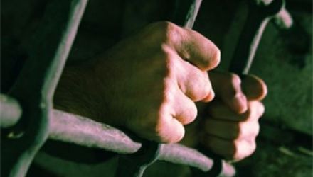 Polițiștii au stabilit că în seara zilei de ieri, suspectul a aflat despre infidelitatea soţiei sale de 35 de ani. 