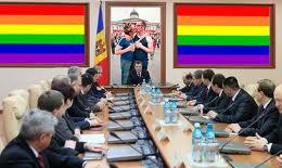 Лицо, подающее иск в судебную инстанцию по делам о дискриминации, освобождается от уплаты государственной пошлины.