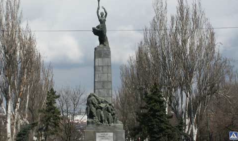 В Кишиневе снова осквернили памятник героям-комсомольцам на бульваре Григория Виеру.