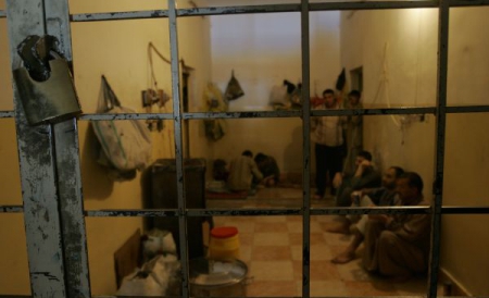 Conform informaţiilor locale, la închisoarea din Tikrit sunt închişi aproximativ 900 de deţinuţi.