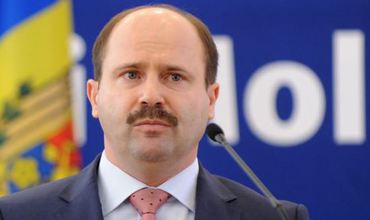 Лазэр говорит, что новая программа сотрудничества с МВФ необходима, поскольку станет положительным сигналом иностранным кредиторам и инвесторам.