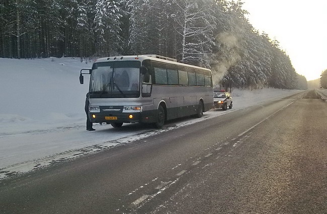 Ulterior, pasagerii au fost urcaţi în alt autobuz şi transportaţi în Republica Moldova, iar autocarul defectat 