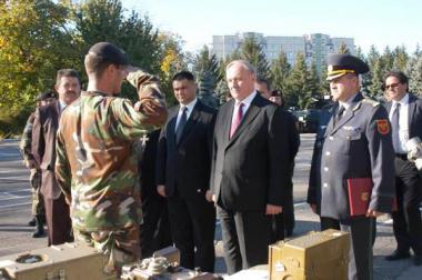 De asemenea, preşedintele Timofti a discutat cu efectivul de militari