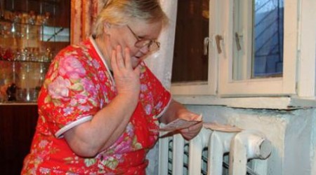 Правозащитные организации расходятся во мнении по поводу правомерности взыскания управляющими жилищным фондом через суд долгов за потребленное тепло.