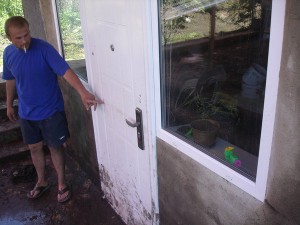Грязный след указывает на уровень воды.