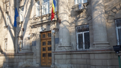 Conform sursei citate, pe parcursul ultimelor trei luni, au fost concediaţi din serviciu şi suspendaţi din funcţii mai mulţi titulari