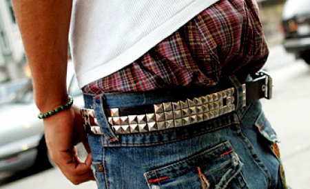 Stilul vestimentar se numeşte "sagging pants" şi este popular printre tinerii fani ai hip-hop-ului de peste ocean.
