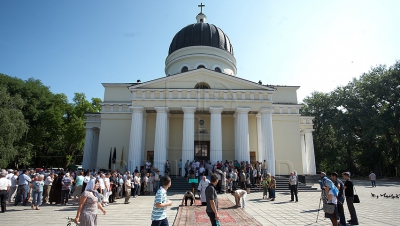 Creştinii ortodocşi de stil vechi îi sărbătoresc astăzi pe Sfinţii Apostoli Petru şi Pavel. 