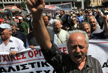  O grevă generală de 24 de ore are loc azi în capitala Greciei, în semn de protest faţă de închiderea radioteleviziunii publice ERT de către guvern.