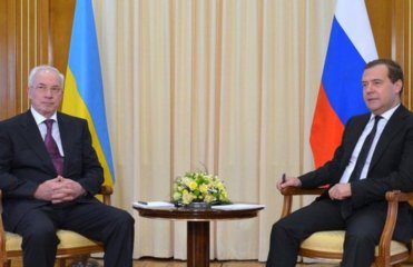 Премьер Украины Николай Азаров и премьер России Дмитрий Медведев. Фото:  uaport.net 
