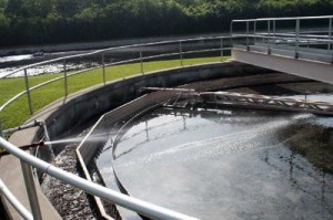 Consiliul raional a mai alocat, cu cîteva luni în urmă, 700 mii de lei pentru construirea unui bazin suplimentar pentru decantarea apelor reziduale trecute prin staţie. 