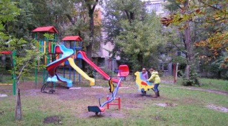 В столичном дворе появилась детская площадка, а не казино.