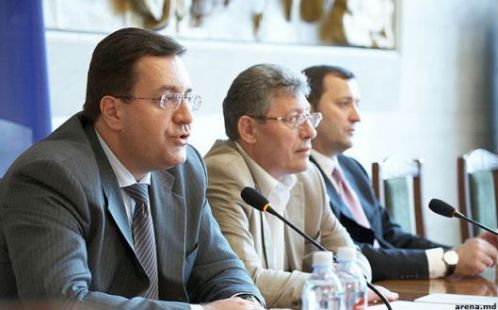 Potrivit unor invitaţi, o soluţie pentru depăşirea crizei politice ar fi reconfirmarea prim-ministrului în funcţie.  