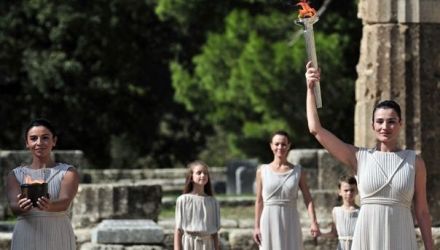 Potrivit tradiției, Flacăra Olimpică va sta în Grecia o săptămână şi va trece prin cinci mari situri arheologice, inclusiv Acropole.
