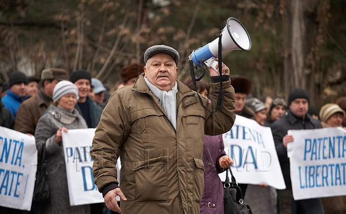 Oamenii sunt nemulţumiţi de faptul că autorităţile îi obligă să aibă aparate de casă şi că le interzic activitatea în baza patenteide întreprinzător. 