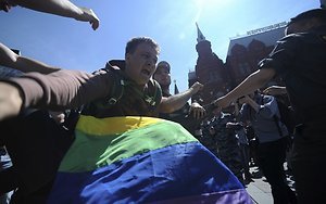 К геям и лесбиянкам россияне относятся хуже, чем к представителям других национальностей, вероисповедания и социальных слоев. 