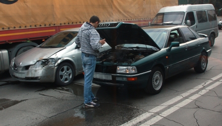 Persoanele care îşi asigură autoturismele, pentru a-şi recupera pagubele provocate de accidentele rutiere, trec prin proceduri anevoiase. 