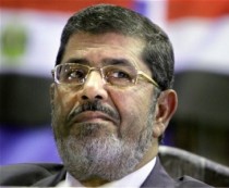  Într-un discurs către naţiune retransmis în direct la televiziune, Morsi a precizat că această măsură excepţională va intra în vigoare de la miezul nopţii.