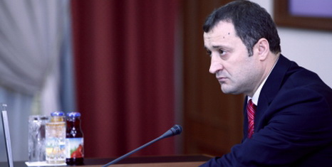AIE, în conformitate cu normele constituţionale şi cu cele menţionate de premierul Vlad Filat în declaraţia din 13 februarie.