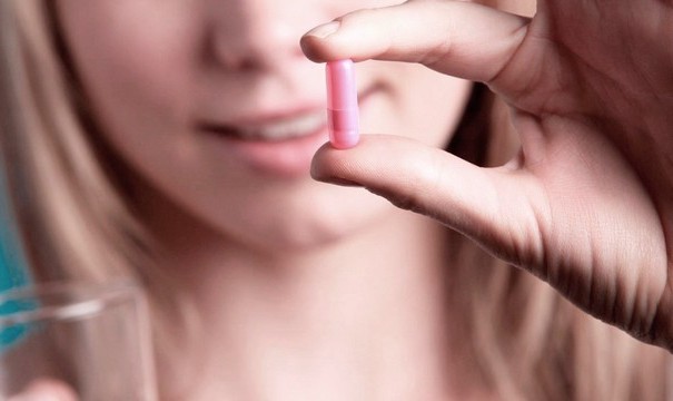 Mulţi oameni precauţi se tem că funcţia acestor pastile s-ar putea să nu se limiteze doar la transmiterea informaţiilor referitoare la boli.