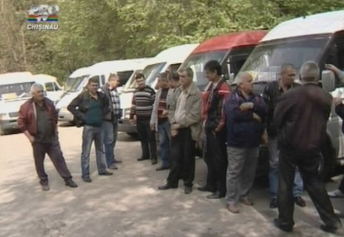 Водители микроавтобусов целого ряда маршрутов в столичных секторах Рышкановка и Чеканы организовали акцию протеста . Фото: noi.md