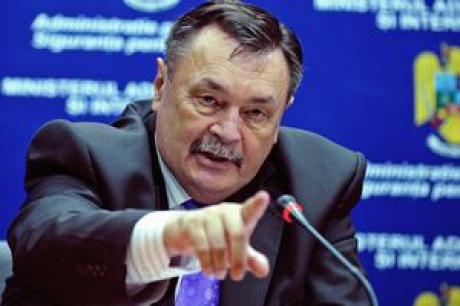 Întrebat despre motivele demisiei sale, Dobre a răspuns: "Sunt motive personale. Voi comenta mai mult altă dată".