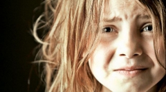 Până în acel moment, mama nu-şi imaginase nicio clipă că femeia căreia îi încredinţase copilul zi de zi era altfel decât amabilă şi grijulie.  