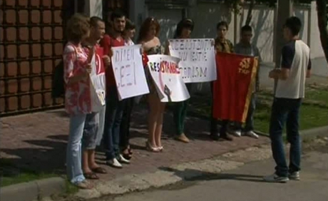  Комсомольцы пикетировали этим утром посольство Турции в Кишиневе в знак солидарности с участниками многотысячных акций протеста, не прекращающихся в Стамбуле и Анкаре.