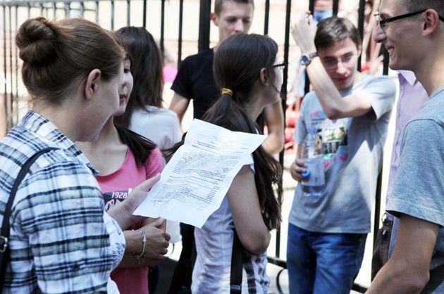 Всего экзамены на степень бакалавра будут сдавать почти 28 тысяч выпускников.