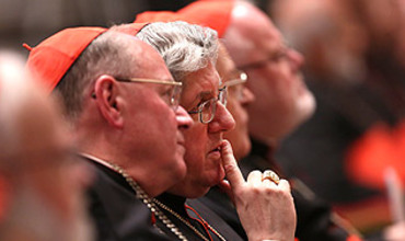 Sâmbătă, angajaţii Vaticanului au curăţat şi reparat coşul de fum al Capelei, fiind montată o anexă metalică deasupra structurii permanente de cărămidă.