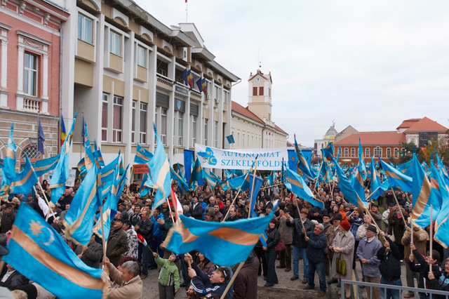 Activiştii Milla au cerut permisiunea, joi, de a arbora drapelul UE, dar agenţii de pază nu au acceptat.