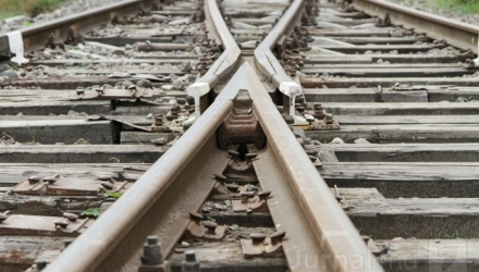 Un tânăr de 29 de ani se află în stare critică la spital, după ce a fost lovit de tren. 