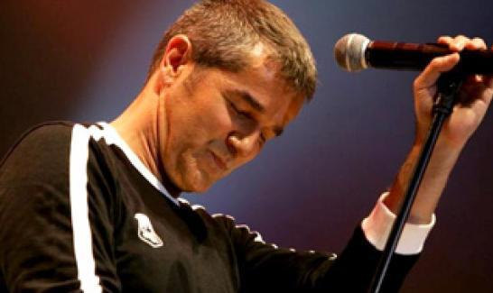 Artistul a primit vestea morții mamei sale la numai câteva luni după ce tatăl său a decedat.