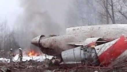 Prin staţia de bord, el a auzit convorbirea dintre echipajul aeronavei oficiale şi turnul de control de pe aeroportul de lângă Smolensk