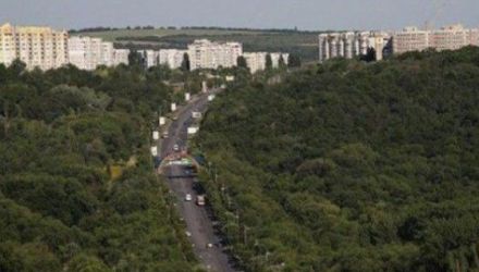 Strada urmează să fie lărgită cu doi metri pe ambele părţi. Astfel, vor fi create trei benzi pe fiecare sens.