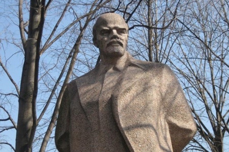 Вопрос о демонтаже памятника Ленину в городе Анений Ной не включен в повестку заседания районного совета. 