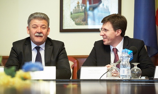 În opinia protestatarilor, Primăria susţine în secret construcţia ilegală.