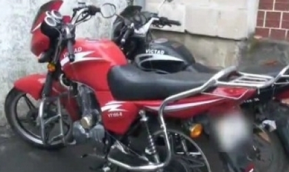 Bănuiţii ar fi răpit motocicletele cu scopul de a face o plimbare prin oraş. 