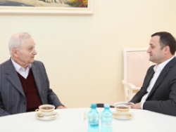 Литератор подарил премьер-министру четыре тома своих произведений, выпущенных издательством "Cartea Moldovei".